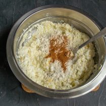 Насыпаем молотую корицу, замешиваем тесто Насыпаем молотую корицу, замешиваем тесто