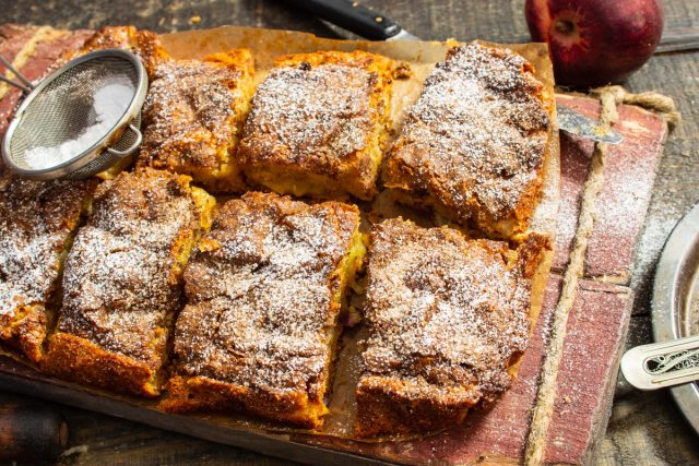 Яблочный пирог с шампанским за полчаса