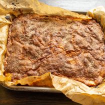 Ставим пирог в разогретый духовой шкаф на 20-25 минут