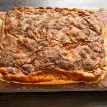 Готовый яблочный пирог достаем из формы за торчащие края бумаги