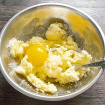 Разбиваем куриное яйцо и ещё раз все хорошо перемешиваем