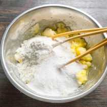 Добавляем сухие ингредиенты в миску