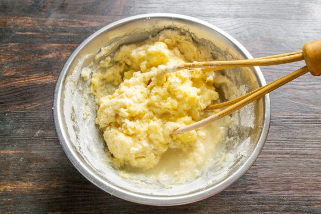 Вливаем шампанское или белое сухое вино