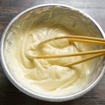 Смешиваем тесто, оно должно стать гладким как крем