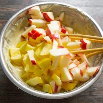 Яблоки нарезаем мелкими кубиками