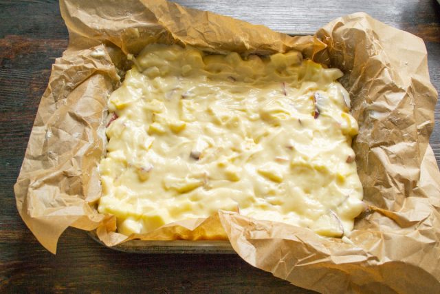 Кладем бумагу в форму, выкладываем тесто, разравниваем