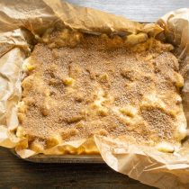 Посыпаем яблочный пирог смесью сахара и корицы