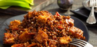 Жареный тофу с овощами и гречкой