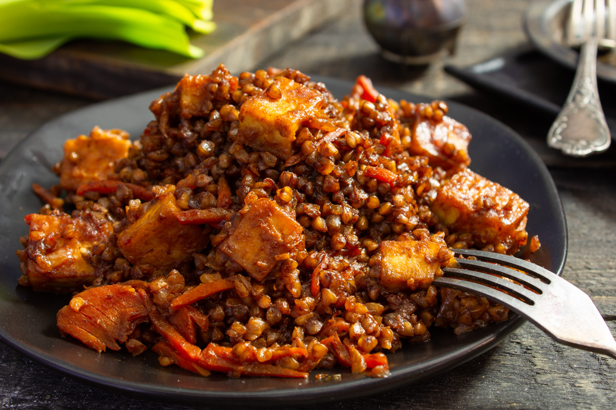 Жареный тофу с овощами и гречкой