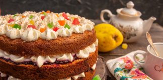 Бисквитный торт с творожным кремом и смородиновым джемом