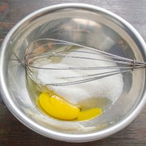 Смешиваем яйцо с сахаром Смешиваем яйцо с сахаром