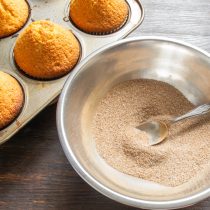 Для панировки смешиваем мелкий белый или коричневый сахар с молотой корицей Для панировки смешиваем мелкий белый или коричневый сахар с молотой корицей