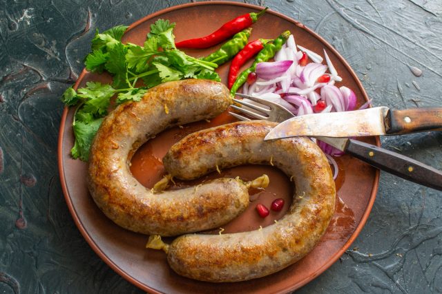 Купаты из говядины с гранатом подаем на стол сразу со сковородки. Купаты из говядины с гранатом подаем на стол сразу со сковородки.