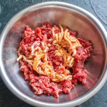 Следом за мясом перекручиваем соленое сало. Следом за мясом перекручиваем соленое сало.