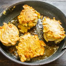 Аккуратно переворачиваем курицу, когда тесто хорошо зарумянится