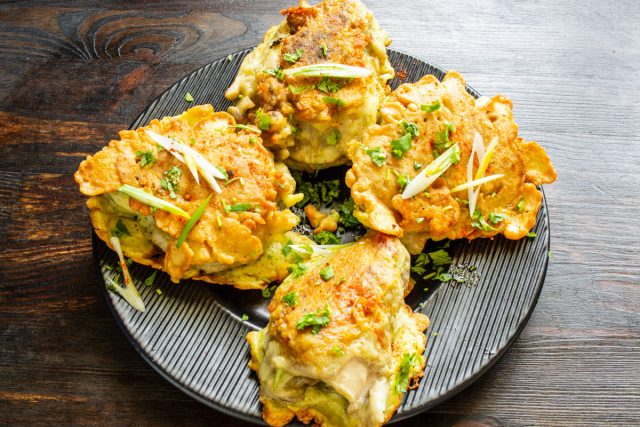 Снимаем курицу со сковороды на бумажное полотенце