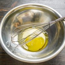 Разбиваем куриные яйца в глубокую миску