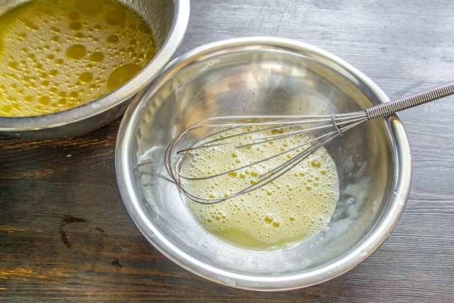 Взбиваем яйца с солью венчиком