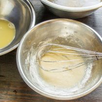 Насыпаем в миску немного рисовой муки