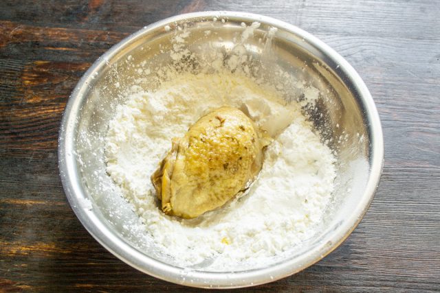 Панируем в крахмале все четыре бедрышка