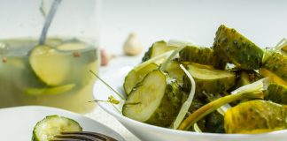 Малосольные огурцы с луком и хреном за 3 дня