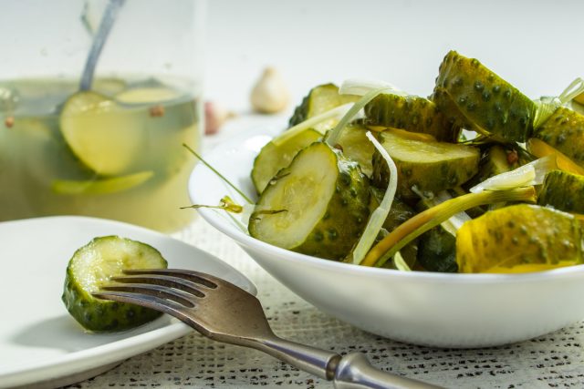 Малосольные огурцы с луком и хреном за 3 дня