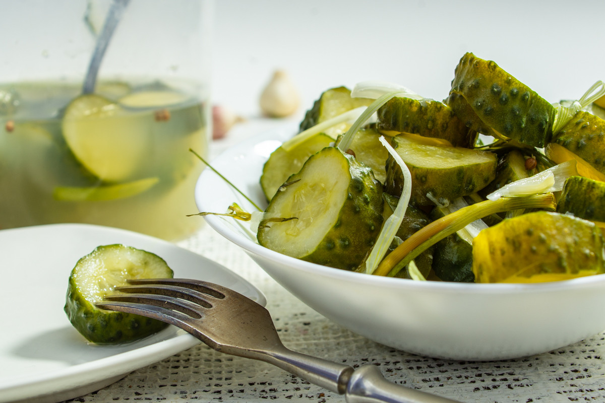 Малосольные огурцы с луком и хреном за 3 дня