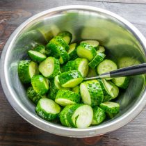 Свежие огурцы замачиваем на несколько часов в фильтрованной или родниковой воде.