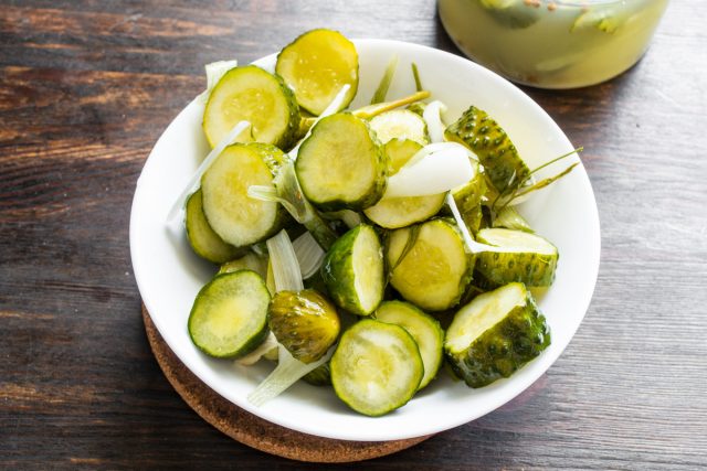 На третий день огурцы меняют цвет с ярко зеленого на защитный.