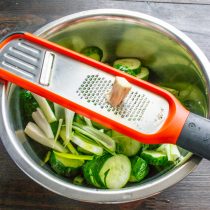 Скоблим корень хрена, затем натираем на мелкой терке.