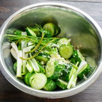 Добавляем несколько веточек укропа.