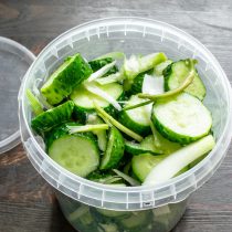 Кладем огурцы в банку с герметично прилегающей крышкой или в пластиковый контейнер.