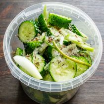 Насыпаем по чайной ложке семян кориандра и тмина.