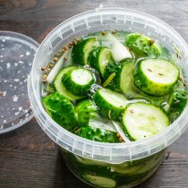 Заливаем огурцы холодной фильтрованной или родниковой водой.