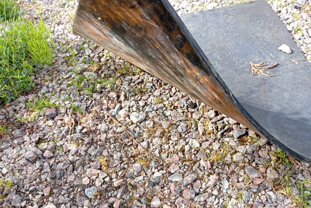 Под чёрным резиновым укрытием растения преют и сгорают, особенно быстро в жару.