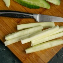 Плотную часть кабачков нарезаем также как огурцы – узкими полосками.