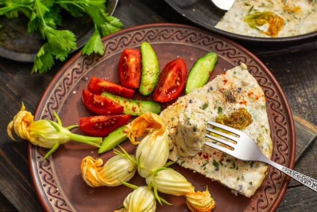 Омлет по-арабски с куриным филе и цветками кабачков Омлет по-арабски с куриным филе и цветками кабачков