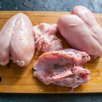 Разделываем куриные грудки и делаем фарш из филе. Разделываем куриные грудки и делаем фарш из филе.