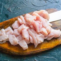 Для фарша нарезаем куриное филе небольшими кубиками. Для фарша нарезаем куриное филе небольшими кубиками.