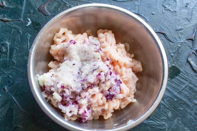 Пропускаем куриное филе, очищенные зубчики чеснока и лук шалот через мясорубку с мелкими отверстиями. Пропускаем куриное филе, очищенные зубчики чеснока и лук шалот через мясорубку с мелкими отверстиями.