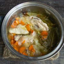 Варим куриный бульон с овощами на маленьком огне примерно 1 час. Варим куриный бульон с овощами на маленьком огне примерно 1 час.
