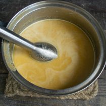 Бульон с морковкой и луком измельчаем блендером Бульон с морковкой и луком измельчаем блендером