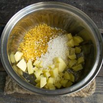 Кладём нарезанный картофель в кастрюлю насыпаем промытый круглый рис и булгур Кладём нарезанный картофель в кастрюлю насыпаем промытый круглый рис и булгур
