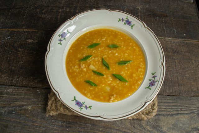 Подаём рисовый суп с курицей, булгуром и картошкой на стол горячим, посыпаем зелёным лучком или укропом Подаём рисовый суп с курицей, булгуром и картошкой на стол горячим, посыпаем зелёным лучком или укропом