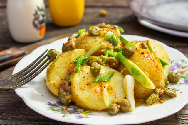 Салат из молодого картофеля с анчоусами и каперсами