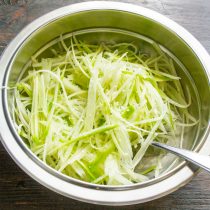 Посыпаем крупной морской солью по вкусу.