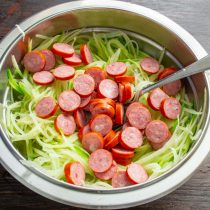 Копченую колбасу нарезаем тонкими кружочками.