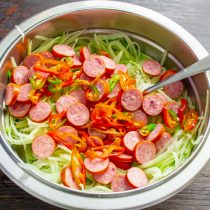 Очищенный от семечек перец нарезаем колечками.
