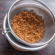 Гречневую крупу перебираем, тщательно промываем. Гречневую крупу перебираем, тщательно промываем.