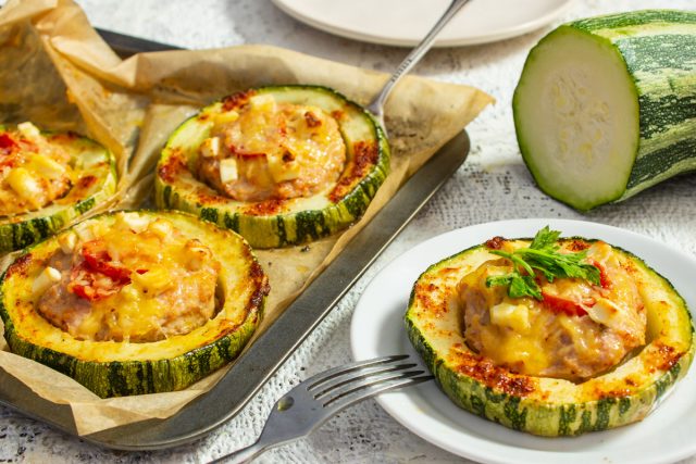Кабачки запеченные с фаршем и сыром Кабачки запеченные с фаршем и сыром
